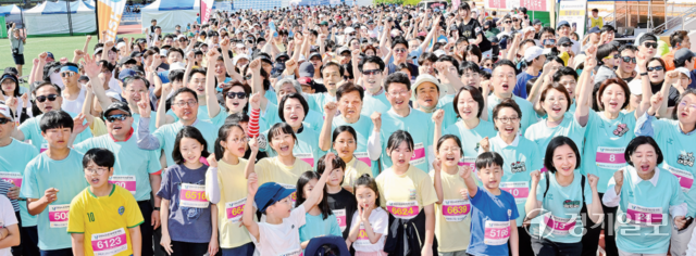 신계용 과천시장, 신항철 경기일보 대표이사 회장, 김진웅 과천시의회 의장, 이소영 국회의원, 정정균 과천시체육회장 등 내빈들이 대회 참가자들과 파이팅을 외치고 있다. 특별취재반