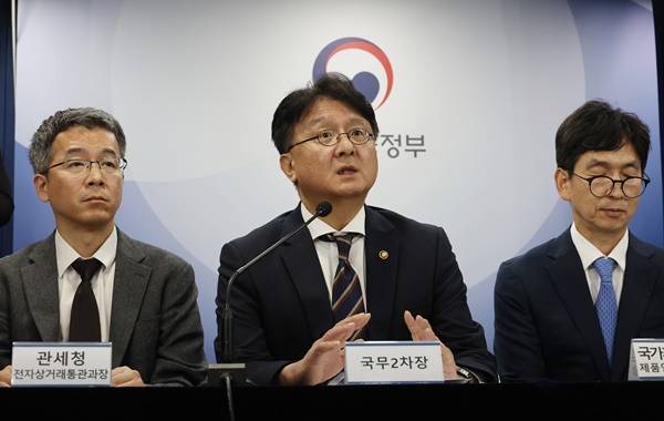 ▲국무조정실 이정원 국무2차장이 19일 서울 종로구 정부서울청사에서 해외직구 관련 추가 브리핑을 하고 있다. ⓒ연합뉴스