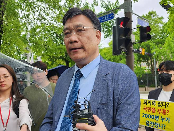 지난 7일 고위공직자범죄수사처에 고발장을 접수한 이병철 변호사가 기자들에게 고발 취지를 설명하고 있다. 그는 이날 직무유기, 공공기록물 폐기 혐의 등으로 보건복지부 조규홍 장관, 박민수 제2차관을 비롯해 5명에 대해 고발장을 접수했다. /사진=정심교 기자