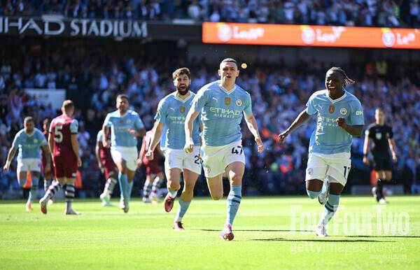 사진=게티이미지. 맨시티는 20일 오전 0시(한국시간) 영국 맨체스터에 위치한 에티하드 스타디움에서 열린 2023-24시즌 프리미어리그(PL) 38라운드에서 웨스트햄 유나이티드에 승리를 기록했다. 이로써 맨시티는 28승 7무 3패(승점 91점)를 기록하며 아스널을 제치고 리그 1위에 등극, PL 최초 '4연패'라는 대업적을 달성했다.