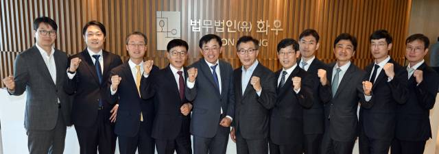 김종일(왼쪽부터) 전문위원, 정성빈·강성운 변호사, 김성태 고문, 정현석 변호사, 황성윤·정운수 고문, 김준홍 전문위원, 최종열·정지택 변호사, 성지훈 전문위원이 17일 서울경제신문과 인터뷰에 앞서 기념사진을 찍고 있다. 이호재 기자