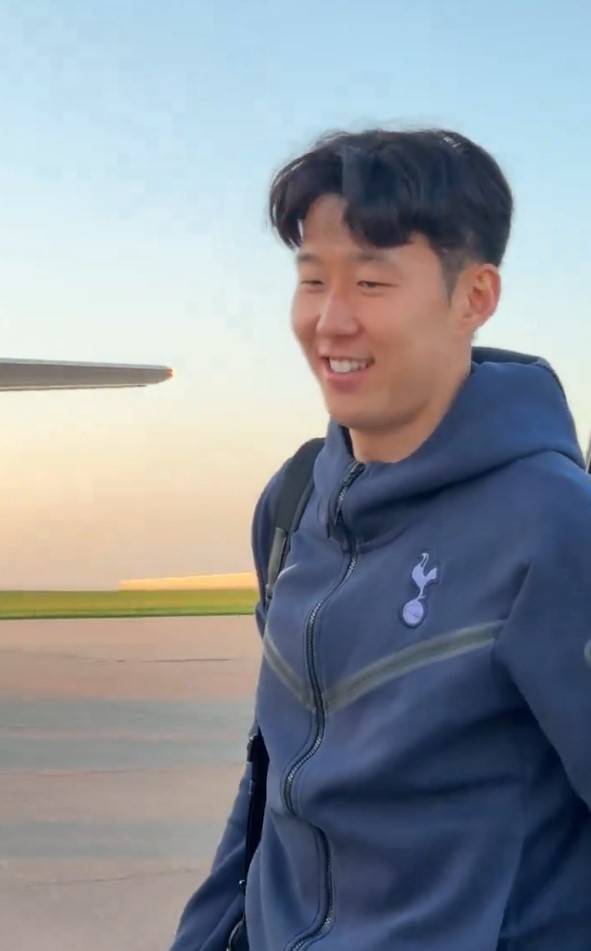 호주행 비행기에 올라타는 손흥민. 토트넘 공식 트위터 영상 캡처