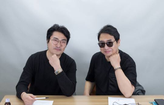 '런던 오빠'로 시작한 채널명이 '런던 고라니'로 변경되며 특유의 캐릭터를 쌓게 된 사연을 유쾌하게 전해준 김희욱 크리에이터(우측)과 광운대 OTT 미디어 전공 이희대 교수가 디지털타임스 유튜브 스튜디오에서 '희대의 NOW 구독중' 인터뷰를 마치고 기념사진을 촬영 중이다. '내일 뉴스' 즉 보도자료를 사전에 접하는 것만으로도 정보 민주화에 다가가는 것임을 그는 자신의 채널을 통해 전파 중이다. 박동욱 기자 fufus@dt.co.kr