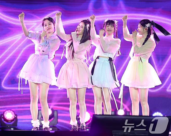 걸그룹 뉴진스가 21일 오후 서울 종로구 경복궁 흥례문 광장에서 열린 ‘2024 국가유산 방문 캠페인 : ‘코리아 온 스테이지’ 무대에서 열정적인 공연을 펼치고 있다. 2020년 처음 선보인 방문 캠페인은 국가유산의 가치를 재발견하고, 아름다움을 널리 알리기 위한 행사다. 올해는 전국 총 76곳의 국가유산을 10개 코스로 구성해 소개한다. 2024.5.21/뉴스1 ⓒ News1 김진환 기자