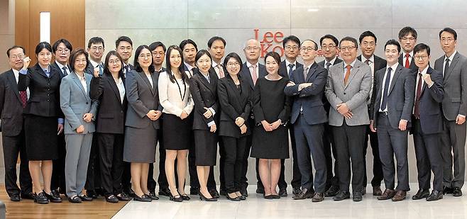 앞줄 왼쪽부터 반시계 방향으로 강수정·이은우·유은경·김경진·강이강·한예인 변호사, 신정연 외국변호사, 박수연·김운호·박환성·맹정환·김민욱·오충진·김홍선·홍정훈·이헌·곽부규·류현길·조용진·전하윤·허정·김성훈·김민수·박찬우·김용섭 변호사./박상훈 기자