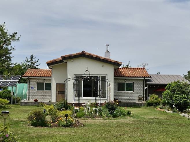 ▲푸른 잔디와 화단이 잘 가꿔진 서 씨의 전원주택