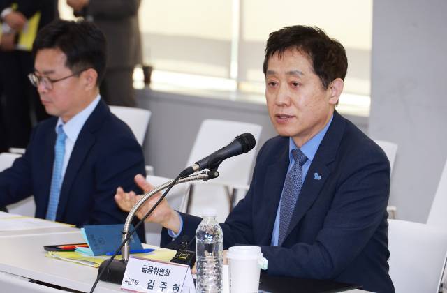 김주현 금융위원장이 지난달 16일 서울 마포구 프론트원에서 열린 벤처기업 현장 간담회에 참석해 벤처 업계 자금 상황에 관해 논의하고 있다. 사진 제공=금융위원회