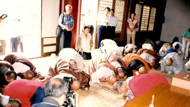 북한 사찰에서 합동법회를 하고 있는 남북한 스님들