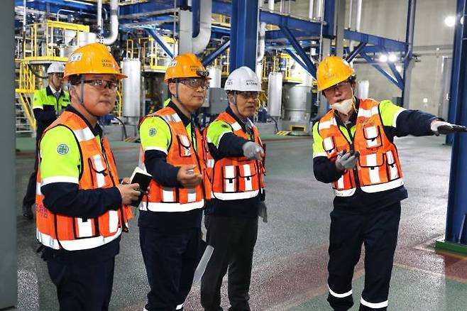 장인화 포스코그룹 회장(오른쪽 두 번째)이 지난 21일 세종에 위치한 포스코퓨처엠 천연흑연 음극재 공장을 둘러보고 있다. 포스코홀딩스