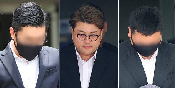 음주 운전 뺑소니 혐의를 받는 가수 김호중과 이와 관련한 소속사 관계자들이 24일 구속 전 피의자 심문(영장실질심사)을 위해 법정에 출석했다. 왼쪽부터 김씨 매니저에게 허위 자수를 지시한 혐의를 받는 소속사 생각엔터테인먼트 이광득, 음주 뺑소니 혐의의 가수 김호중, 김씨 차량의 블랙박스 메모리카드를 제거한 혐의를 받는 본부장 전모씨가 각각 영장심사를 마치고 서울중앙지법을 나서고 있다. 연합뉴스