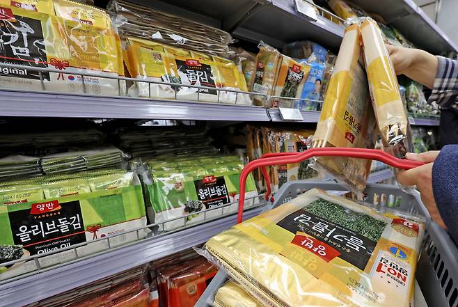 서울의 한 대형마트를 찾은 시민이 김을 구매하고 있다.사진=(서울=뉴스1) 장수영 기자