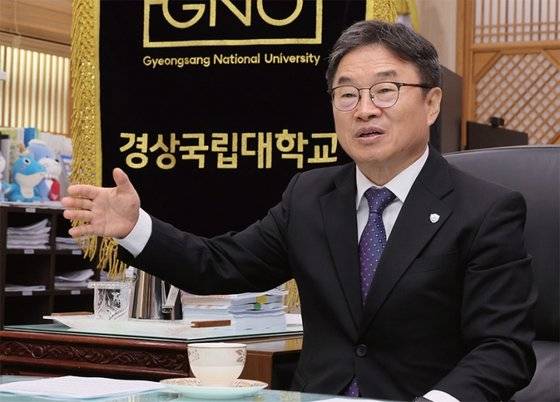 권순기 경상국립대 총장은 5월 7일 인터뷰에서 “경상국립대형 서울대 10개 만들기는 지역 소멸과 수도권 집중 현상을 해결하는 상책(上策)이 될 것이기 때문에 국가가 적극적으로 지원에 나서야 한다”고 말했다.