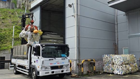 지난 16일 오전 부산 기장군의 동신제지 앞에서 재활용품 수집 차량이 지자체 공공선별장에서 온 재활용 쓰레기를 내리고 있다. 하루 15대 정도의 차량이 쓰레기 수집 차량이 출입한다. 부산 김예슬 기자