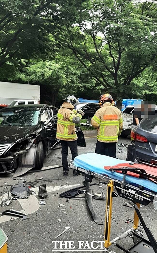 25일 오전 11시 11분쯤 대구 달서구 신당동 성서계명대 동문 인근 삼거리에서 승용차 8대가 부딪히는 8중 추돌 사고가 났다./대구소방안전본부