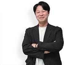 이민봉 크리스틴컴퍼니 대표국립경상대 경영학, 전 청년야채트럭 대표, 전 LG유플러스 근무