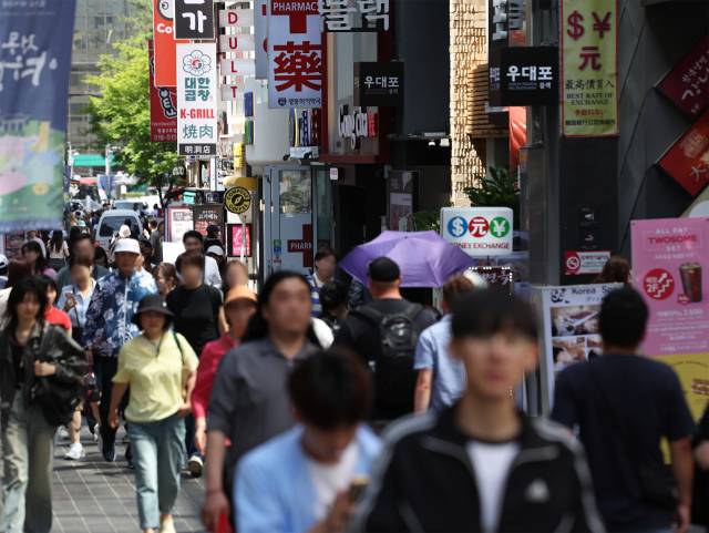 ▲한은은 "다만 일부 가계에서는 고물가·고금리 효과의 상호 완충작용이 상대적으로 약한 모습"이 나타났다며 "전세보증금 자산(물가 손해)과 변동금리부 금융부채(금리 손해)를 동시에 보유한 가계는 고물가·고금리의 영향을 복합적으로 받은 것으로 판단된다"고 밝혔다. 사진은 23일 오후 서울 명동 거리. ⓒ연합뉴스