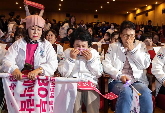 2023년 11월29일 오전 부산 동구 범일동 부산시민회관에서 열린 2030부산세계박람회(엑스포) 성공유치 시민 응원전에서 유치실패로 결정나자 참석자들이 눈물을 흘리고 있다. ⓒ<시사IN> 조남진