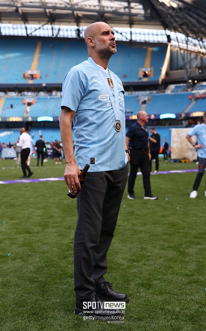 ▲ 과르디올라 감독이 맨체스터 시티와 작별할 날이 점점 다가오고 있다. 계약 기간 마지막인 다음 시즌까지 맨체스터 시티를 지휘한 뒤 떠날 가능성이 매우 크다. 영국 매체 \'데일리 메일\'은 \"우리가 파악한 소식통들에 따르면, 다음 시즌이 펩 과르디올라 감독의 마지막이 될 것이다. 맨체스터 시티 내부 소식통들은 최근 몇달 간 과르디올라 감독과 결별을 이야기하고 있다. 과르디올라 감독의 계약 기간은 내년까지\"라고 독점 보도로 알렸다. 과르디올라 감독은 2016년 맨체스터 시티에 부임한 뒤 프리미어리그 우승을 포함해 유럽축구연맹(UEFA) 챔피언스리그 \'빅이어\'까지 따내는데 성공했다