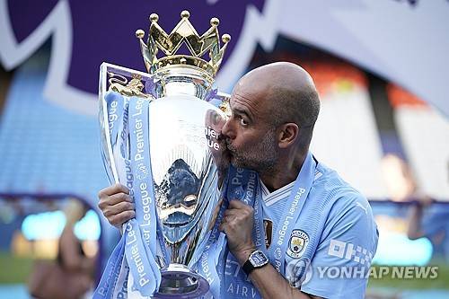 영국 매체 스카이스포츠에 따르면 맨체스터 시티를 이끄는 펩 과르디올라 감독은 프리미어리그 4연패를 축하하는 우승 퍼레이드에서 클럽에 영원히 남을 것이냐는 질문에 웃음으로 답했다. 지난 2016년부터 맨시티를 이끌어 온 과르디올라 감독은 프리미어리그 우승만 6번을 차지하면서 맨시티 전성기를 이끌었다. 어느덧 계약 만료까지 단 1년만 남은 가운데 과르디올라 감독이 다음 시즌까지만 맨시티를 지휘하고 클럽을 떠날 거라는 보도가 나오면서 그의 거취에 관심이 쏠렸다. 연합뉴스