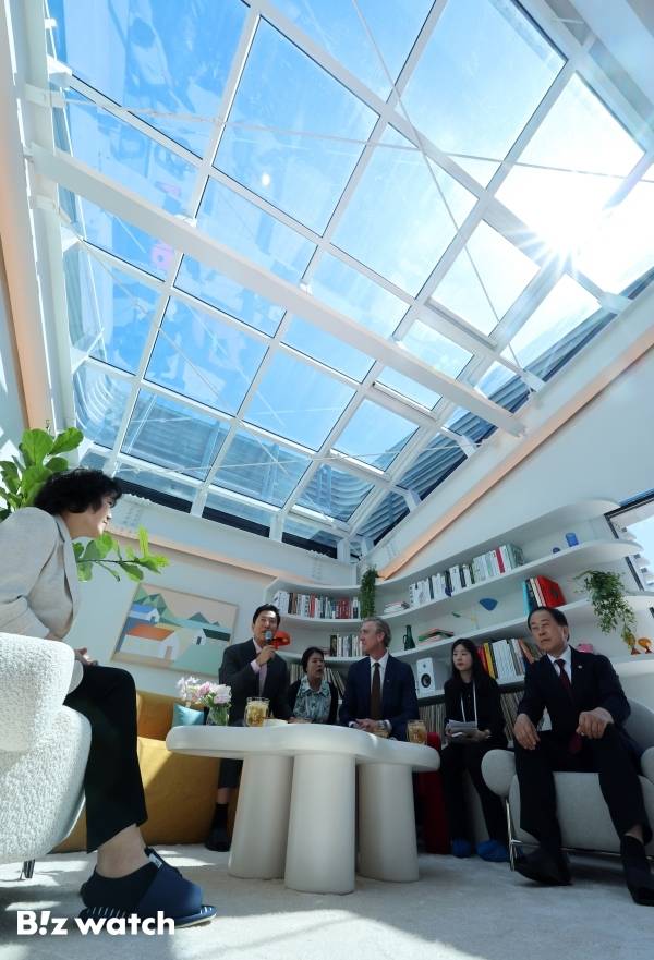 오세훈 서울시장이 28일 오전 서울 용산구 스카이 스위트 한강브릿지 서울(스카이 스위트)을 찾아 인사말을 하고 있다. 이날 서울시와 에어비앤비는 코로나19로 사용이 중단된 한강대교 북단 전망카페(직녀카페)를 리모델링해 만든 스카이 스위트를 공개 했다. 스카이 스위트의 정식 개관일은 오는 7월 16일이다./사진=이명근 기자 qwe123@