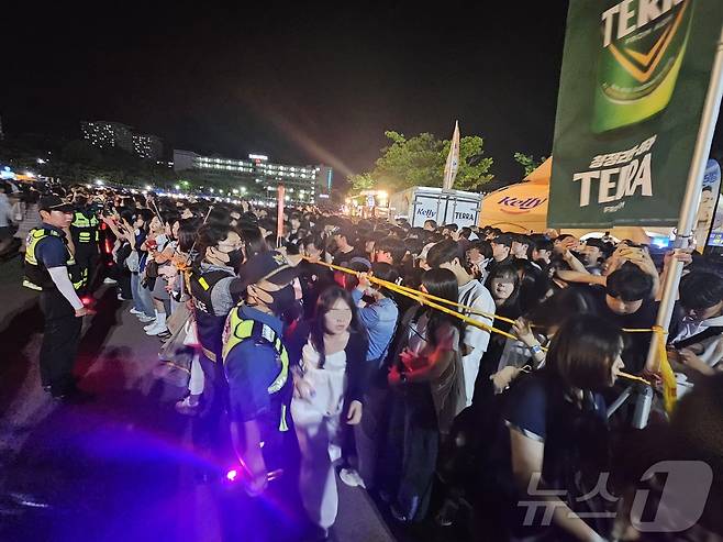 27일 오후 광주 조선대학교 축제장에 4만5000여명의 인파가 몰리면서 한순간 통행이 불가능해지자 경찰이 통제선을 뚫고 사람들을 내보내고 있다. 2024.5.27./뉴스1 ⓒ News1 서충섭 기자