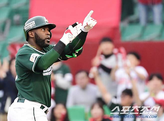 19일 인천 SSG랜더스필드에서 열린 KBO리그 SSG와 LG의 경기. 1회 1타점 적시타 날린 SSG 에레디아. 인천=송정헌 기자songs@sportschosun.com/2024.04.19/