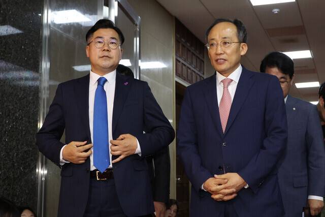 추경호 국민의힘 원내대표(오른쪽)와 박찬대 더불어민주당 원내대표가 27일 서울 여의도 국회에서 김진표 국회의장과 회동을 마치고 나와 취재진의 질문에 답하고 있다. 연합뉴스