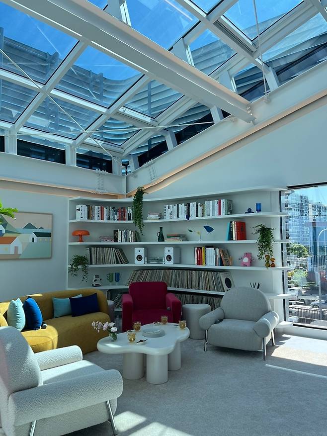 서울시가 전망카페를 리모델링해 한강대교 북단에 오픈하는 전망호텔 ‘스카이스위트’는 천장 일부를 유리로 마감해 야경을 감상할 수 있게 했다. <이유진 기자>