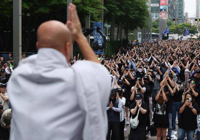 삼성전자 노동조합 조합원들이 24일 오후 서울 서초구 삼성전자 사옥 앞에서 열린 '전국삼성전자노조 문화행사' 뉴진스님 무대를 즐기고 있다. 뉴시스