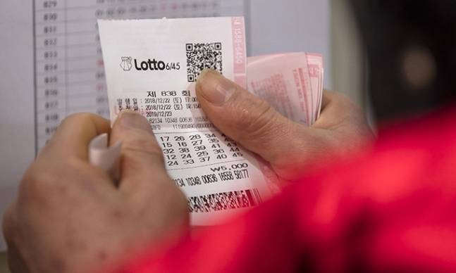 로또 복권을 구매하는 시민. 사진은 기사 내용과 상관없음. 연합뉴스