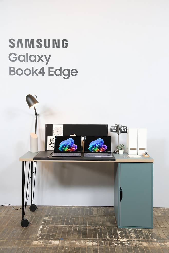 삼성전자 AI PC 갤럭시 북4 엣지가 전시돼 있다.(삼성전자 제공)