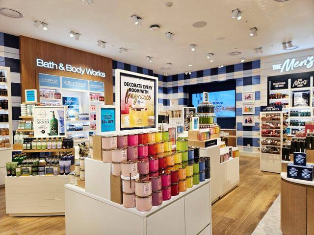 신세계백화점 강남점에 들어선 국내 1호 ‘배스 앤 바디 웍스’ 매장 내부 모습.