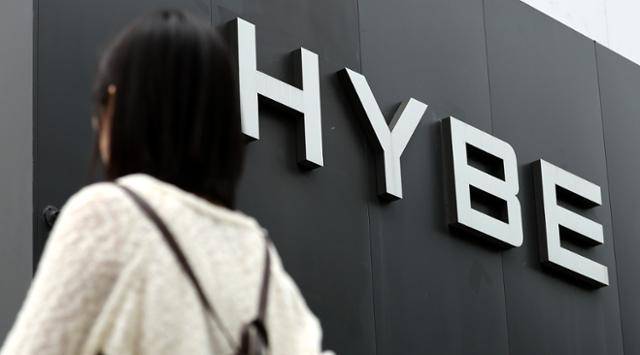 민희진 어도어 대표가 하이브를 상대로 제기한 의결권행사금지 가처분 신청과 관련해 법원이 인용 결정을 내린 가운데, 하이브가 법원의 판단을 존중한다는 뜻을 밝혔다. 뉴스1