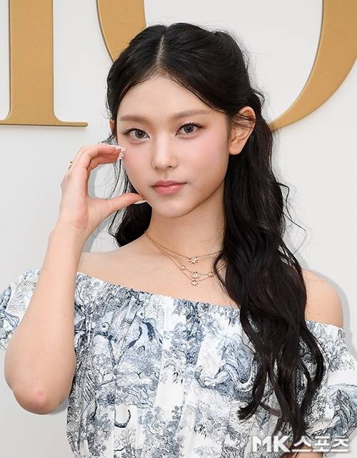 해린은 블루와 화이트가 어우러진 클래식한 패턴과 퍼프 소매가 돋보이는 오프숄더 미니 드레스를 착용해 귀족적이면서도 귀여운 이미지를 강조했다. 사진=천정환 기자