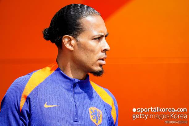 네덜란드 축구협회는 29일(한국시각) 공식 홈페이지를 통해 오는 6월 15일부터 독일에서 진행되는 유로 2024 최종명단을 발표했다. 주목을 끈 것은 과거 데니스 베르캄프, 뤄트 반니스텔루이, 로빈 반페르시 등 최고의 공격수를 배출해 낸 '오렌지 군단'이 반 바이크, 아케, 더 리흐트, 반 더 벤 등 세계 최정상 수비 라인을 형성하는 데 성공했다는 점이었다. / 사진=게티이미지코리아