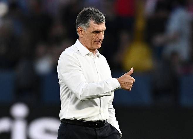 멘딜리바르 올림피아코스 감독이 30일 유로파콘퍼런스리그 결승에서 선수들에게 엄지를 들어보이고 있다. 로이터연합뉴스