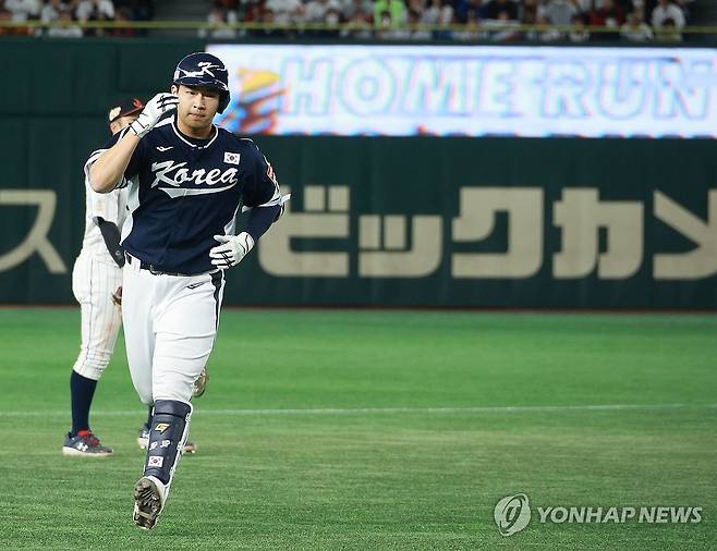 김휘집 솔로홈런 (도쿄=연합뉴스) 한종찬 기자 = 17일 일본 도쿄돔에서 열린 아시아프로야구챔피언십(APBC) 예선 2차전 대한민국과 일본의 경기. 9회초 2사에서 솔로 홈런을 친 김휘집이 그라운드를 돌고 있다. 2023.11.17 saba@yna.co.kr