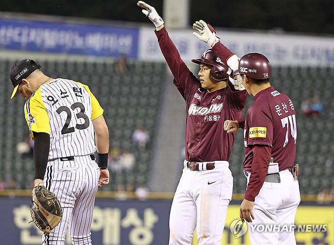 김휘집, '1점 추가요' (서울=연합뉴스) 류영석 기자 = 16일 서울 잠실야구장에서 열린 2024 KBO 프로야구 키움 히어로즈와 LG 트윈스의 경기.
4회초 2사 1, 3루 상황 키움 김휘집이 1타점 적시타를 치고 1루에서 환호하고 있다. 2024.5.16 ondol@yna.co.kr