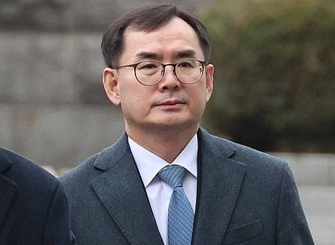 사상 첫 검사 탄핵심판 변론 참석하는 안동완 검사 (서울=연합뉴스) 김주성 기자 = 헌정사상 최초로 국회에서 탄핵 소추가 이뤄진 안동완 부산지검 2차장검사가 20일 오후 서울 종로구 헌법재판소에서 열린 탄핵심판 첫 변론에 참석하고 있다. 2024.2.20 utzza@yna.co.kr
