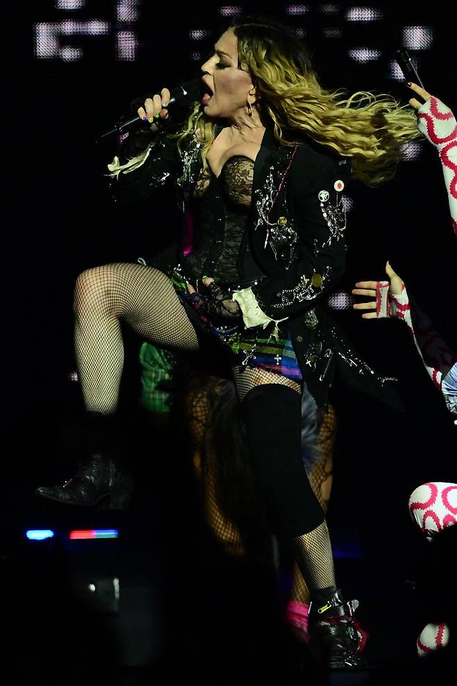 지난 4일(현지시각) 브라질 리오데자네이루에서 열린 콘서트에서 팝스타 마돈나가 공연을 펼치고 있다. /AFP 연합뉴스