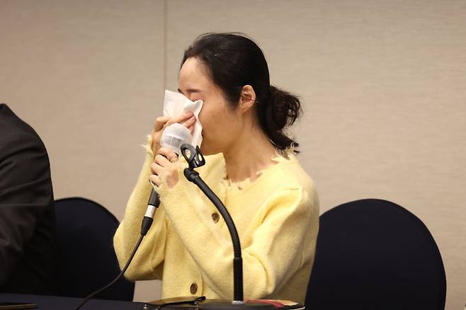 민희진 어도어 대표가 31일 오후 서울 중구 프레스센터에서 어도어 임시주주총회 관련 기자회견 중 눈물을 닦고 있다. /공동취재단