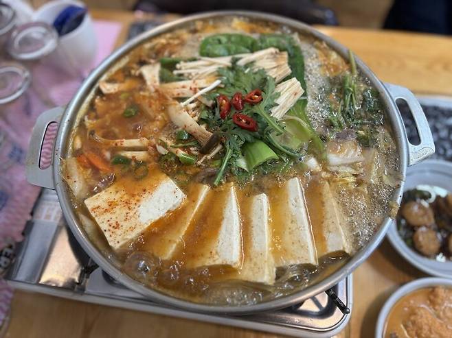 울산 남구 신정동 ‘두부촌’의 대표 메뉴인 두부전골 모습. 배현정 기자