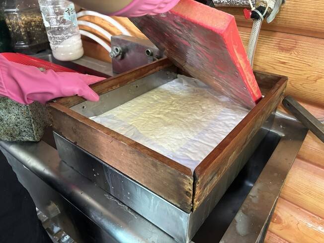 아침 8시, 콩을 불리고 갈고 끓이는 15시간의 긴 작업을 마치자 두부가 완성됐다. 배현정 기자