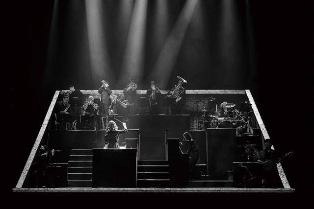 뮤지컬 ‘시카고’에서 지휘를 하고 있는 오민영 감독. 스포트라이트를 받으며 오른손으로 지휘봉을 높이 들고 있는 이가 오 감독이다. 그는 2009년 국내 재연 당시 이 작품의 오케스트라 피아니스트였고, 2013년엔 부지휘자로 참여했으며, 2014년부터는 음악감독으로 참여했다. '시카고'의 역사와 함께했다고 해도 과언이 아니다. 신시컴퍼니 제공