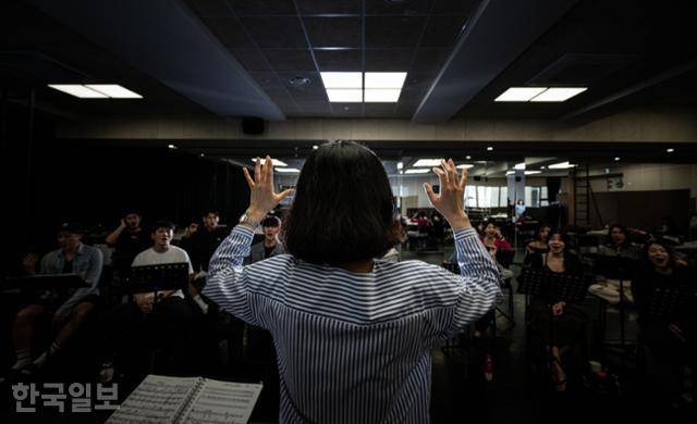 날로 심해지는 어깨 통증은 지휘자의 '직업병'이다. 그런데 무대 위에 올라가면 이 통증을 모조리 잊는다. 완벽한 몰입이 통각마저 지우는 것이다. 이한호 기자