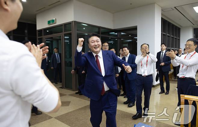 윤석열 대통령이 30일 오후 충남 천안시 재능교육연수원에서 열린 ’제22대 국민의힘 국회의원 워크숍’ 만찬 행사를 마치고 나오며 어퍼컷 세리머니를 하고 있다. (대통령실 제공) 2024.5.30/뉴스1 ⓒ News1 송원영 기자
