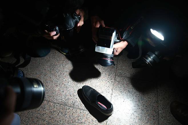 최서원(개명 전 최순실)씨가 취재진과 시위대에 둘러싸여 서울중앙지검 청사로 들어가는 과정에서 신발 한 짝이 벗겨졌다. 이 신발은 72만원짜리 프라다 제품으로 밝혀졌다. 영화 ‘악마는 프라다를 입는다’에 빗대 ‘최순실은 프라다를 신는다’는 말이 퍼졌다.