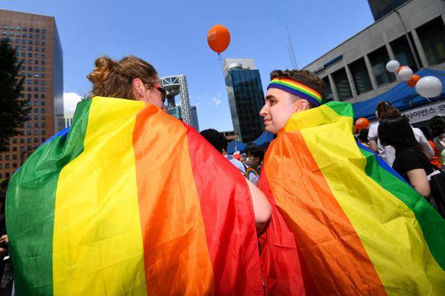 1일 서울 중구 을지로 일대에서 열린 2024 서울퀴어문화축제에서 무지개 깃발을 두른 참가자들이 부스를 둘러보고 있다. 임은재 인턴기자