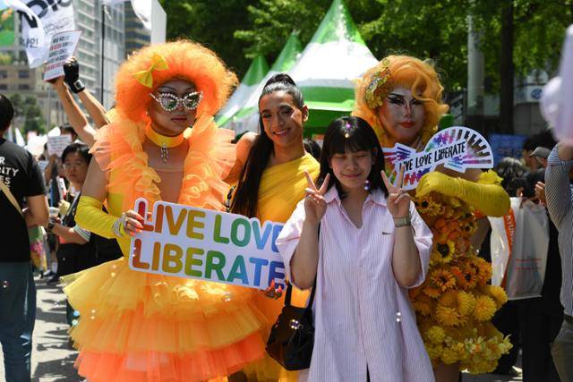 1일 서울 중구 을지로 일대에서 열린 2024 서울퀴어문화축제에서 참가자들이 드랙(drag) 아티스트와 기념사진을 촬영하고 있다. 임은재 인턴기자
