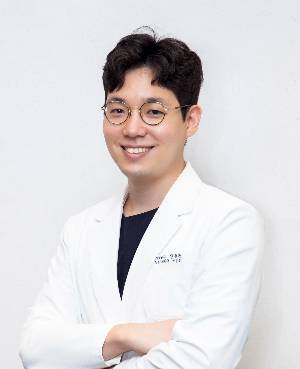 안중현 이롬치과 원장.